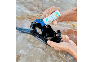 Diver defogging their mask